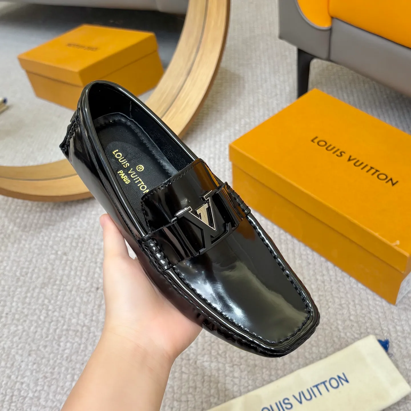 Men's men's shoes 💰420 (Yangli) LV 2⃣️0⃣️2⃣️5️⃣Spring and summer counter GLORIA series models ✈️Original factory special leather production, original last type. A classic driving slip-on casual shoe that shows an elegant style with exquisite craftsmanship details such as Monogram embossing all over the upper🌀Italian imported calfskin fabric Sheepskin foot pads➕Inside～Private mold replica sole Unique style Comfortable driving slip-on Size: 4-12 (38-46) Comes with [Counter packaging: original box, wrapping paper, card, instruction manual, shoehorn, cloth bag] No pressure to enter and leave the counter!